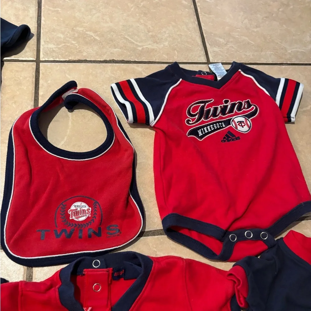Minnesota Twins Baby Outfit bundle‎ -10 pieces